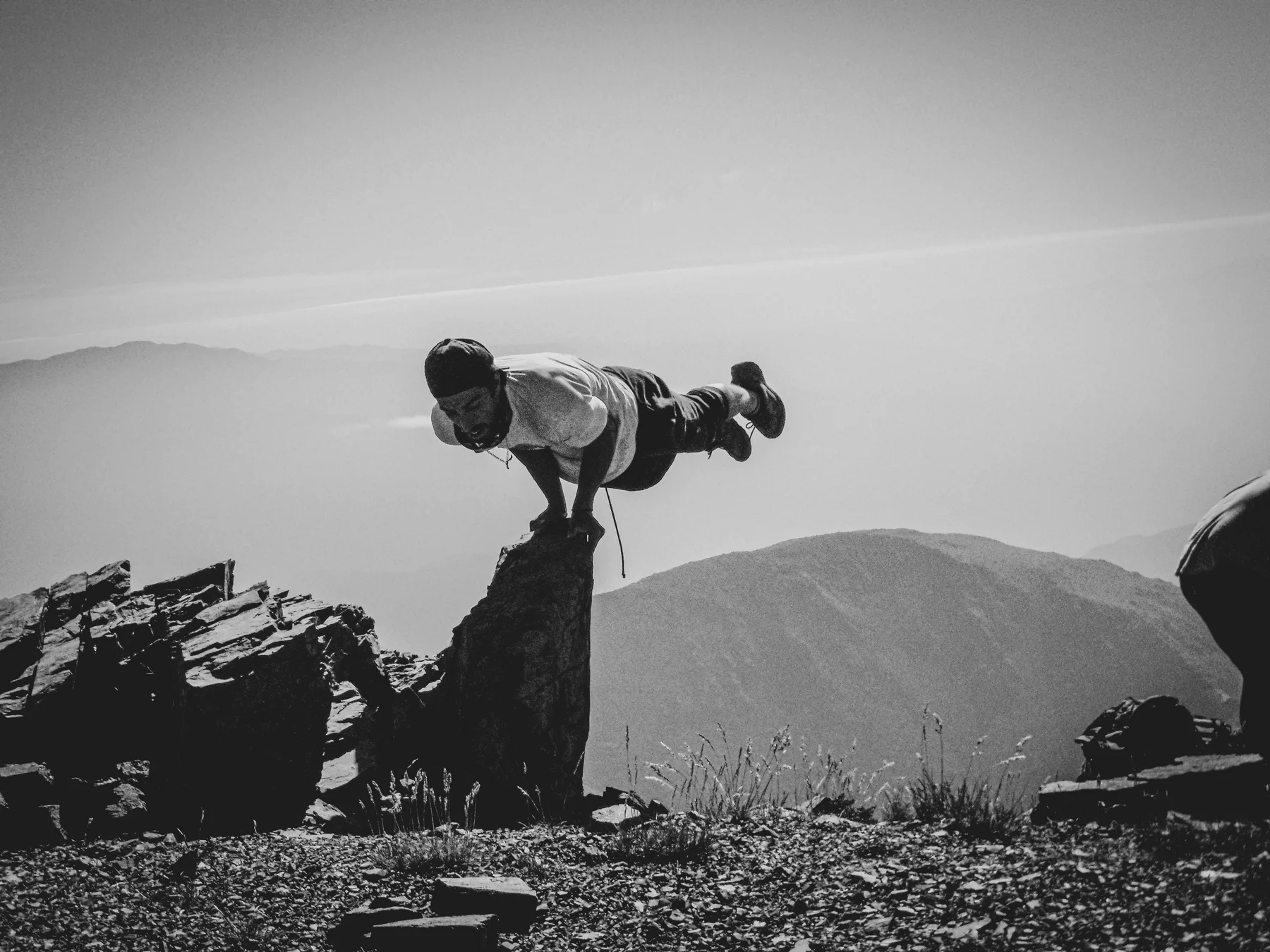 Javi James en equilibrio sobre una roca, en la montaña